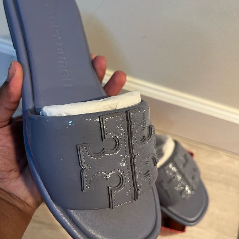 Tory Burch Patent Gray Double-T Slide Sandals - Picture 4 of 5